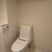 中野区東中野の賃貸物件/トイレ。洗面台と同じスペースです。