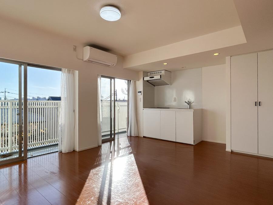 中野区東中野の賃貸物件/キッチンの隣に窓があり、心地よく料理ができそう。