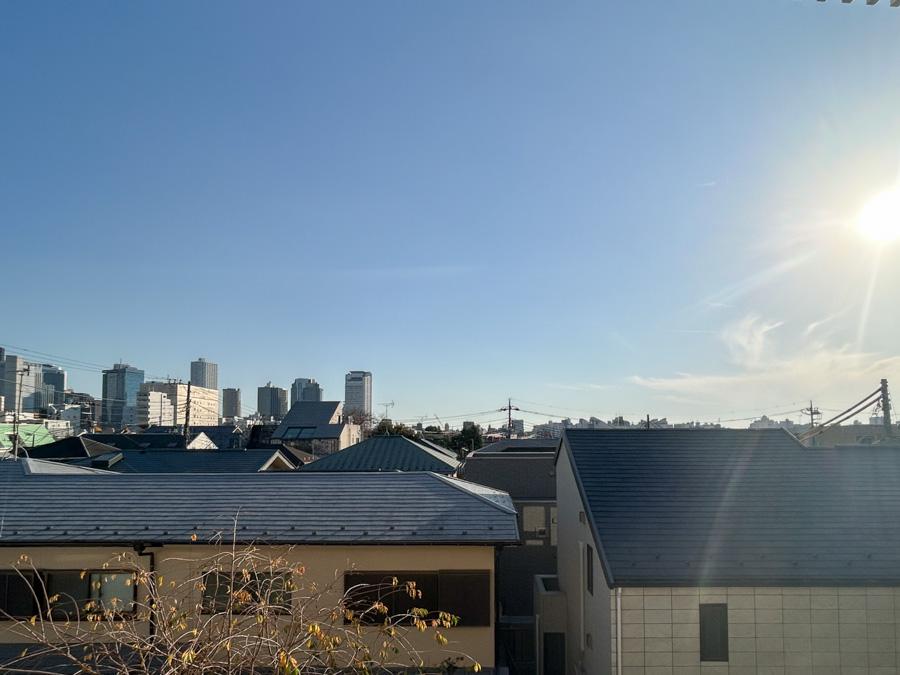 中野区東中野の賃貸物件/眺望。奥にビル群がうっすらと見えています。
