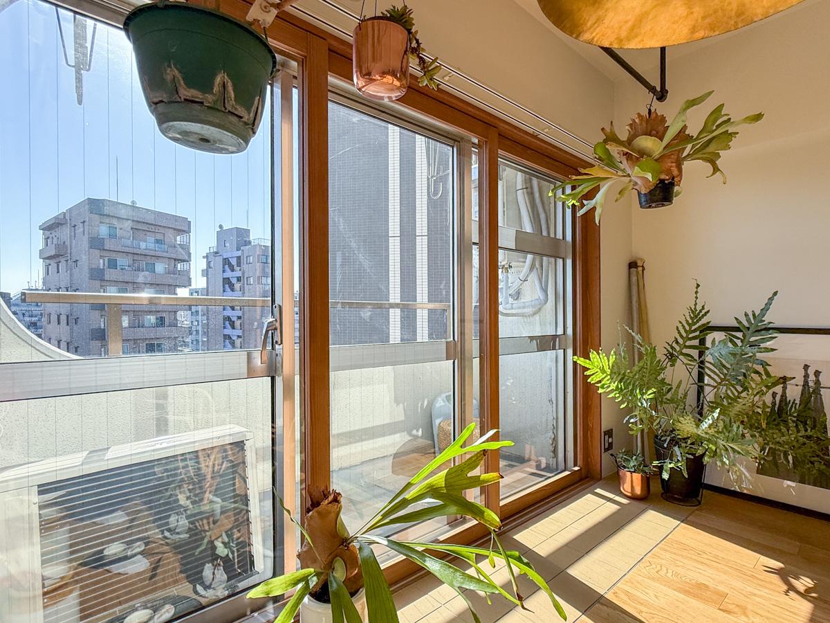 世田谷区池尻の賃貸物件/青空を切り取る、上質な窓辺。 サッシの高さは170cmでやや低めですが、座るといい感じに空抜けを楽しめる