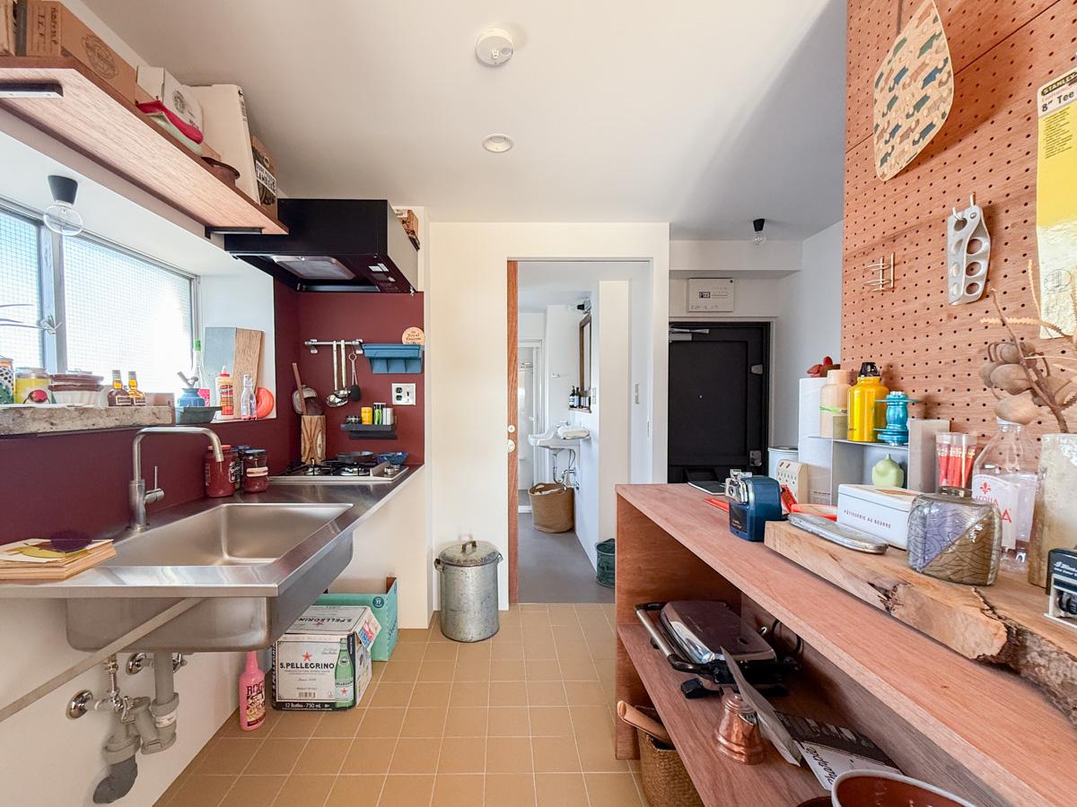 世田谷区池尻の賃貸物件/キッチンも雰囲気のあるしつらえ。ミニマルに美しく使うもよし、棚に調理器具を並べてフル活用するもよし