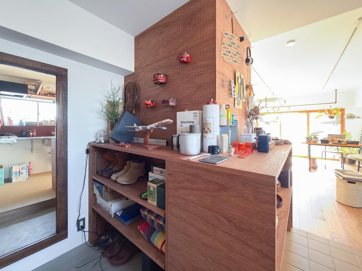 世田谷区池尻の賃貸物件/玄関からぐるりと続く造作棚。実用的に使うのもいいけれど、インテリアやアートを並べるのも楽しい