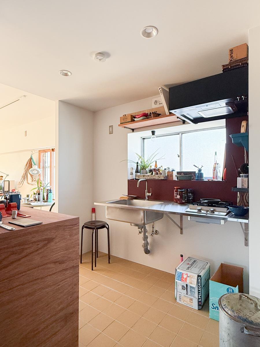 世田谷区池尻の賃貸物件/玄関からキッチンをみて。床のタイルがかわいい