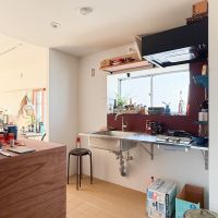 世田谷区池尻の賃貸物件/玄関からキッチンをみて。床のタイルがかわいい