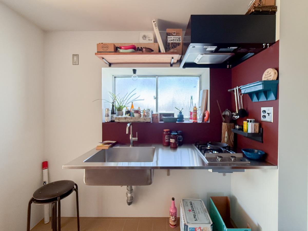 世田谷区池尻の賃貸物件/正面から。出窓スペースには物が並べられ、壁面はマグネットが付く仕様で、スペースをフル活用できる