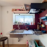 世田谷区池尻の賃貸物件/正面から。出窓スペースには物が並べられ、壁面はマグネットが付く仕様で、スペースをフル活用できる