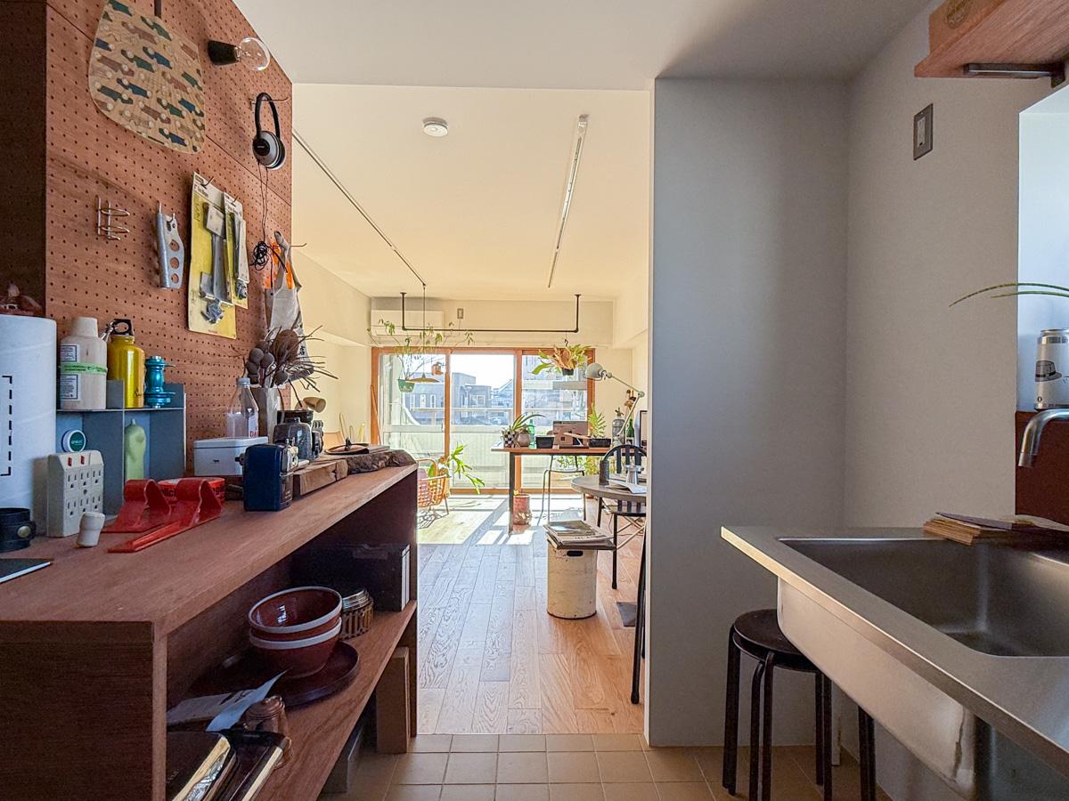 世田谷区池尻の賃貸物件/キッチン越しに居室をみて