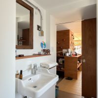 世田谷区池尻の賃貸物件/洗面。鏡の下はニッチのつくりで洗面用品が置ける仕様。また洗面シンクの横にはホテル金物の棚があり、タオルを置いたり、ドライヤーをかけたりできる