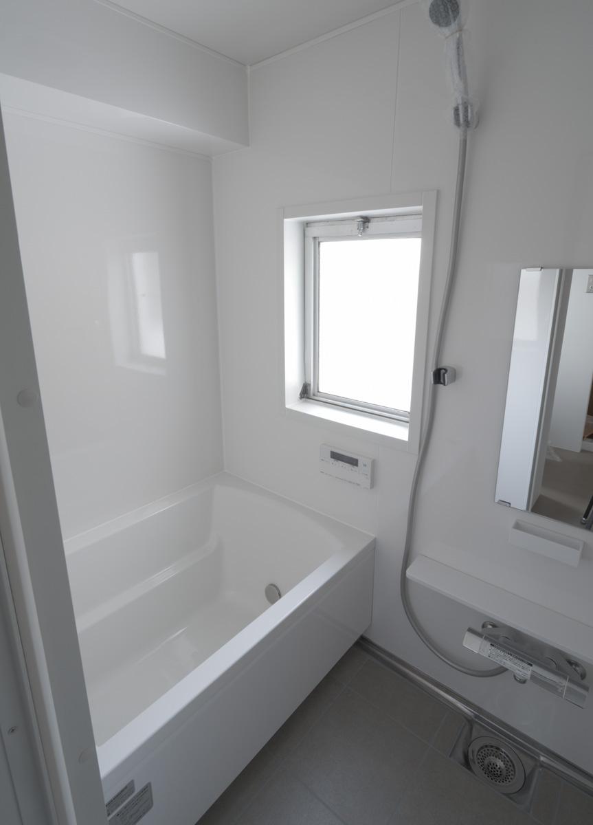 世田谷区池尻の賃貸物件/浴室は少しコンパクトですが、新品で清潔感のある仕様が嬉しい