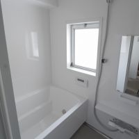 世田谷区池尻の賃貸物件/浴室は少しコンパクトですが、新品で清潔感のある仕様が嬉しい