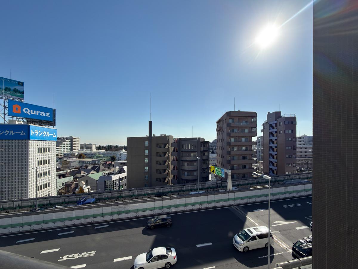 世田谷区池尻の賃貸物件/バルコニーからの眺望。246が近いですが、その代わりにこの眺望が変わらないのは嬉しい