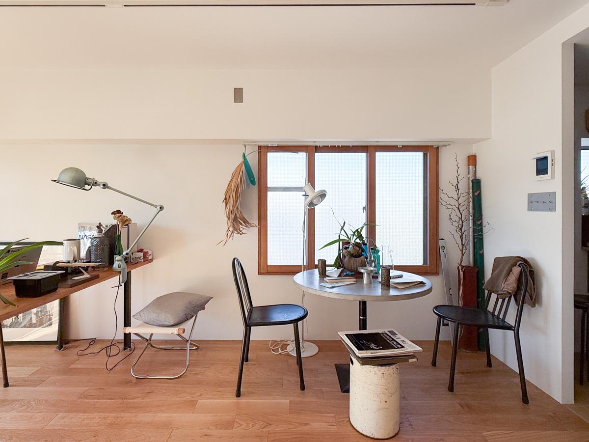 世田谷区池尻の賃貸物件/角部屋なので、窓が二面。サイドの窓にも木製のインナーサッシが設置されています