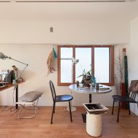 世田谷区池尻の賃貸物件/角部屋なので、窓が二面。サイドの窓にも木製のインナーサッシが設置されています