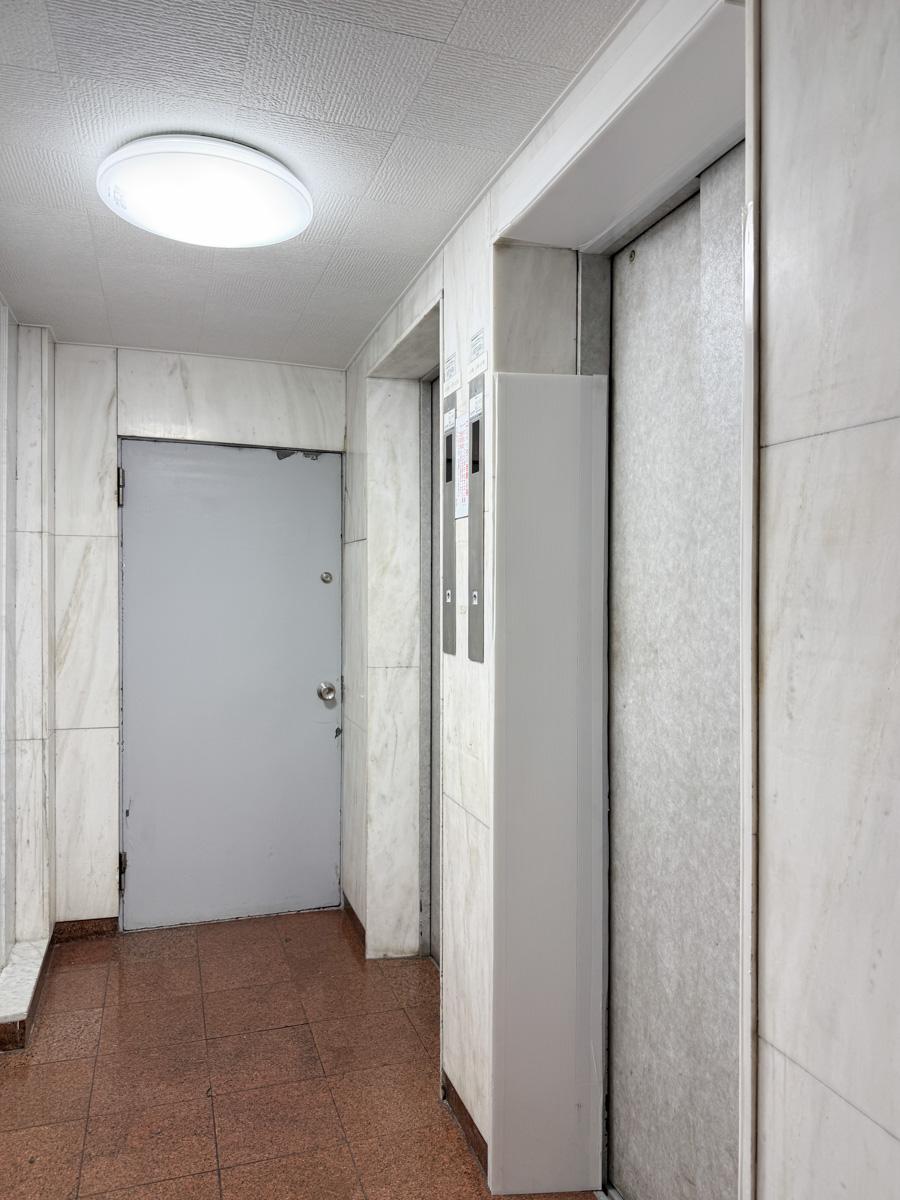 世田谷区池尻の賃貸物件/エレベーター。今回の部屋のフロアにあがるには手前のエレベーターをご利用ください