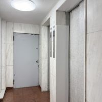 世田谷区池尻の賃貸物件/エレベーター。今回の部屋のフロアにあがるには手前のエレベーターをご利用ください