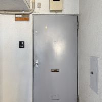 世田谷区池尻の賃貸物件/玄関ドアを外から見て。共用部はなかなかの渋さ