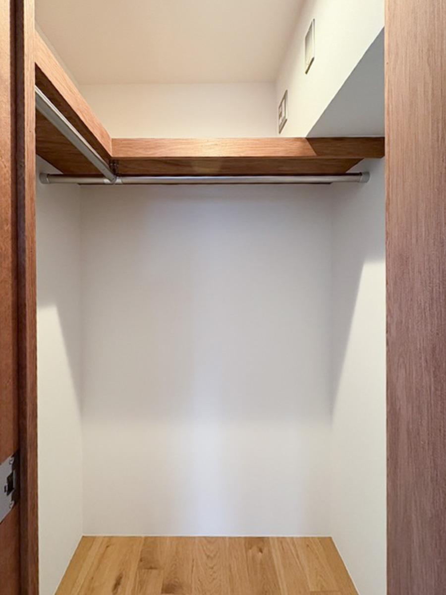 世田谷区池尻の賃貸物件/ハンガーパイプが縦横に設置されているので、たくさん洋服がかけられる