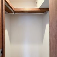 世田谷区池尻の賃貸物件/ハンガーパイプが縦横に設置されているので、たくさん洋服がかけられる