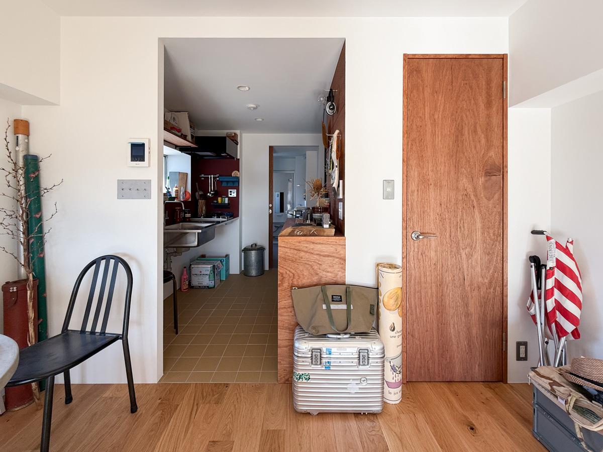 世田谷区池尻の賃貸物件/右手の木の扉がクローゼット