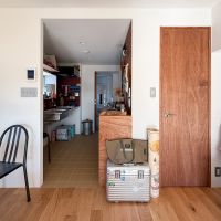 世田谷区池尻の賃貸物件/右手の木の扉がクローゼット