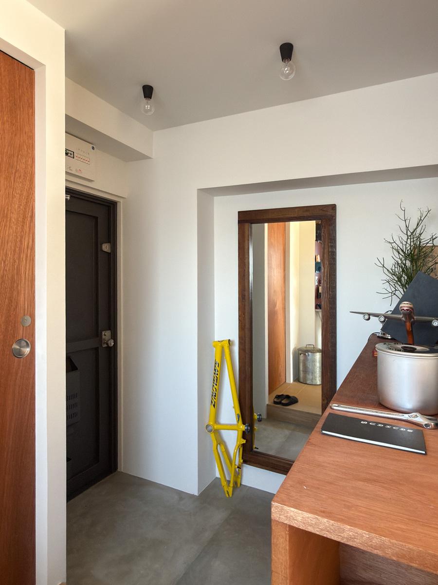 世田谷区池尻の賃貸物件/古材のミラーで身だしなみがチェックできる玄関。気持ち広めの土間で、開放感がある玄関です