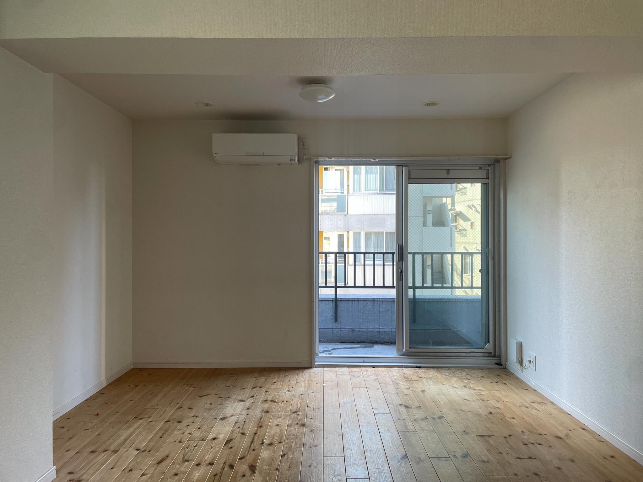 渋谷区富ヶ谷の賃貸物件/12畳のリビング。南向きですが、そこまで日当たりがいいわけではありません