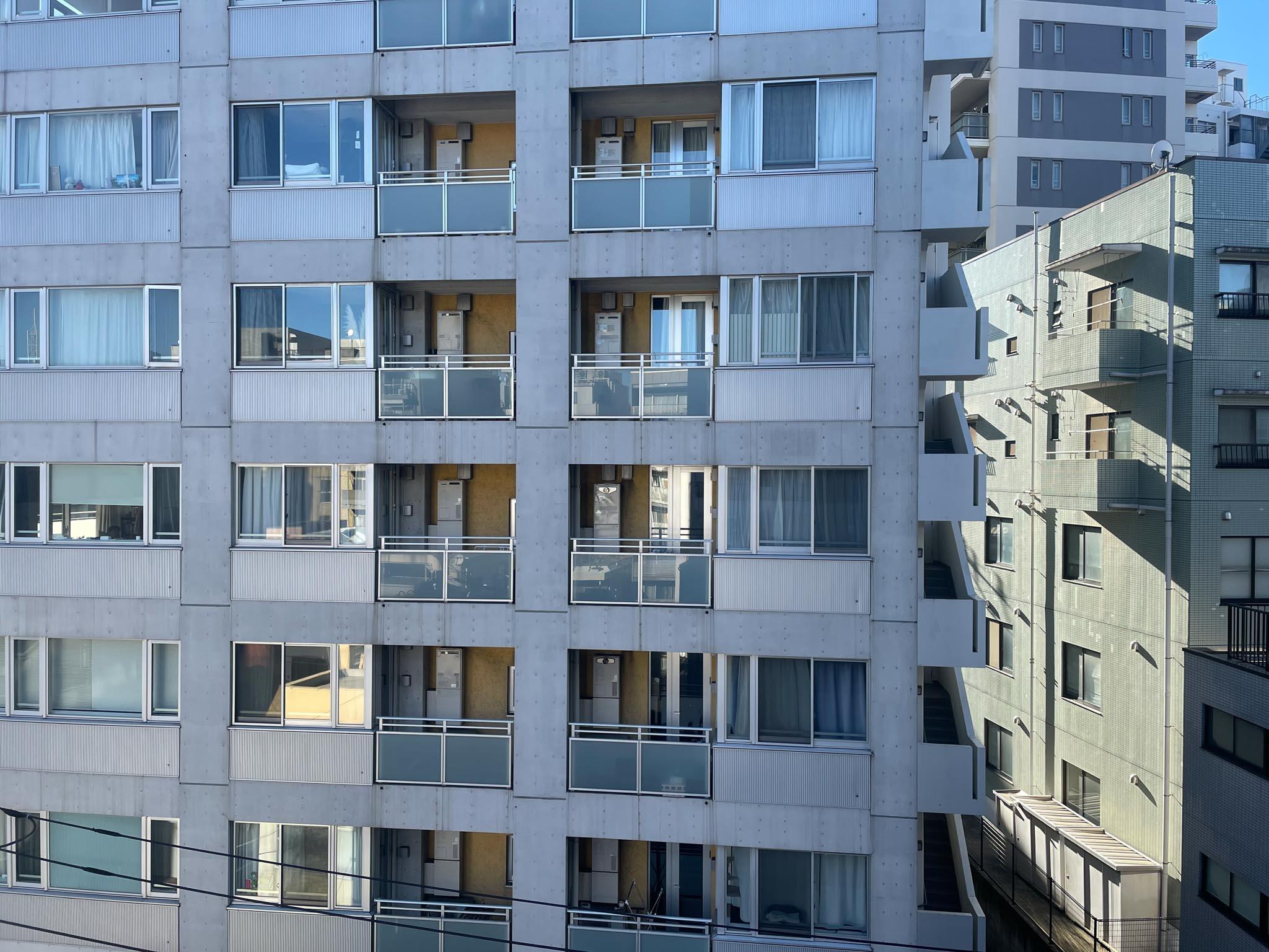 渋谷区富ヶ谷の賃貸物件/ベランダからの眺めは大きなマンション。冬はこのマンションに光が遮られ、あまり光が届きません