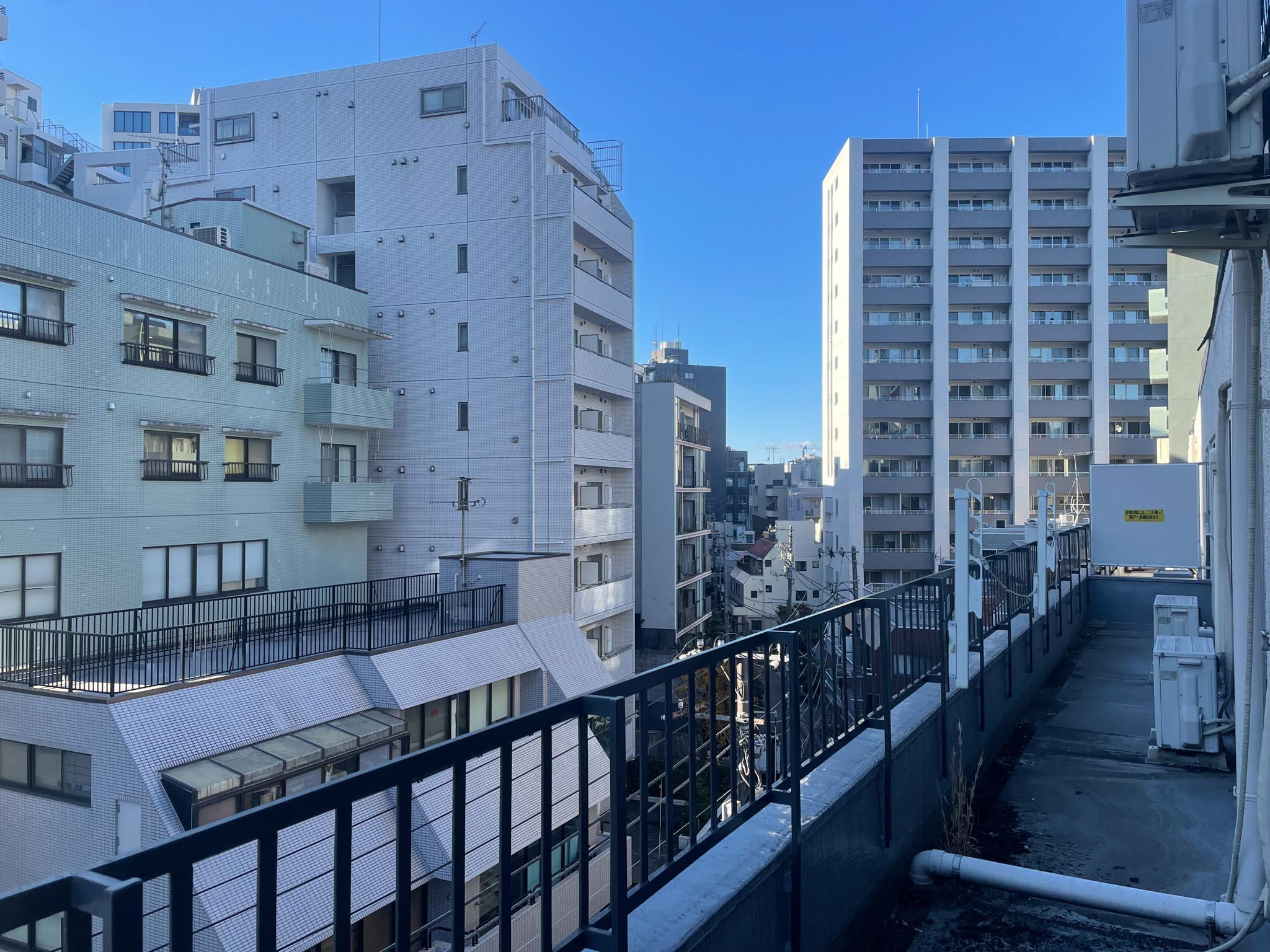 渋谷区富ヶ谷の賃貸物件/ベランダは、東西にぐっとワイドに広がっています