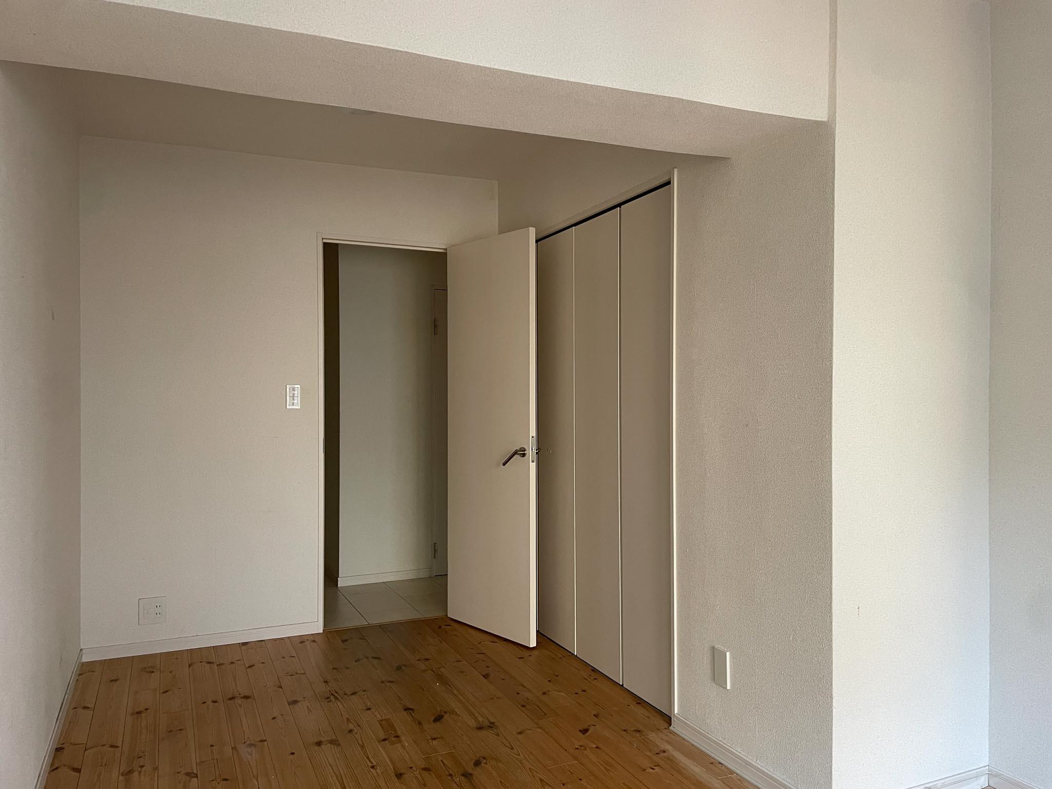 渋谷区富ヶ谷の賃貸物件/6.7畳洋室：こちらも入口付近にクローゼットがあります