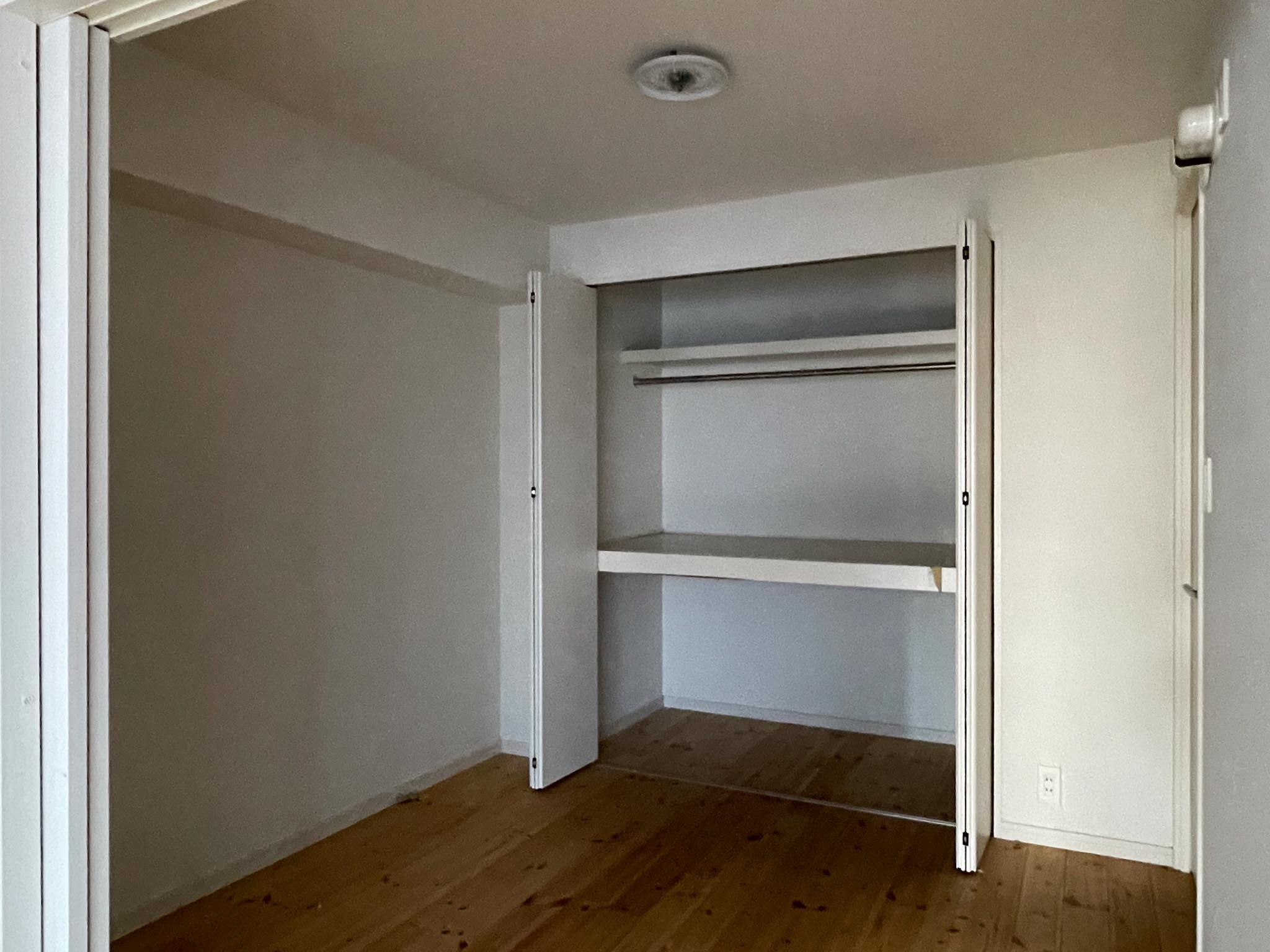 渋谷区富ヶ谷の賃貸物件/4.2畳洋室：奥に押し入れ。ハンガーパイプも通っています