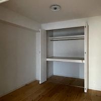 渋谷区富ヶ谷の賃貸物件/4.2畳洋室：奥に押し入れ。ハンガーパイプも通っています