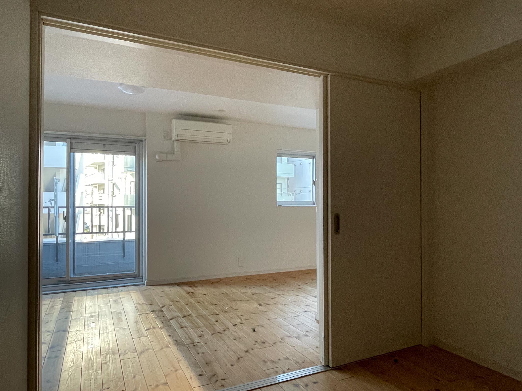 渋谷区富ヶ谷の賃貸物件/4.2畳洋室：奥からのアングル