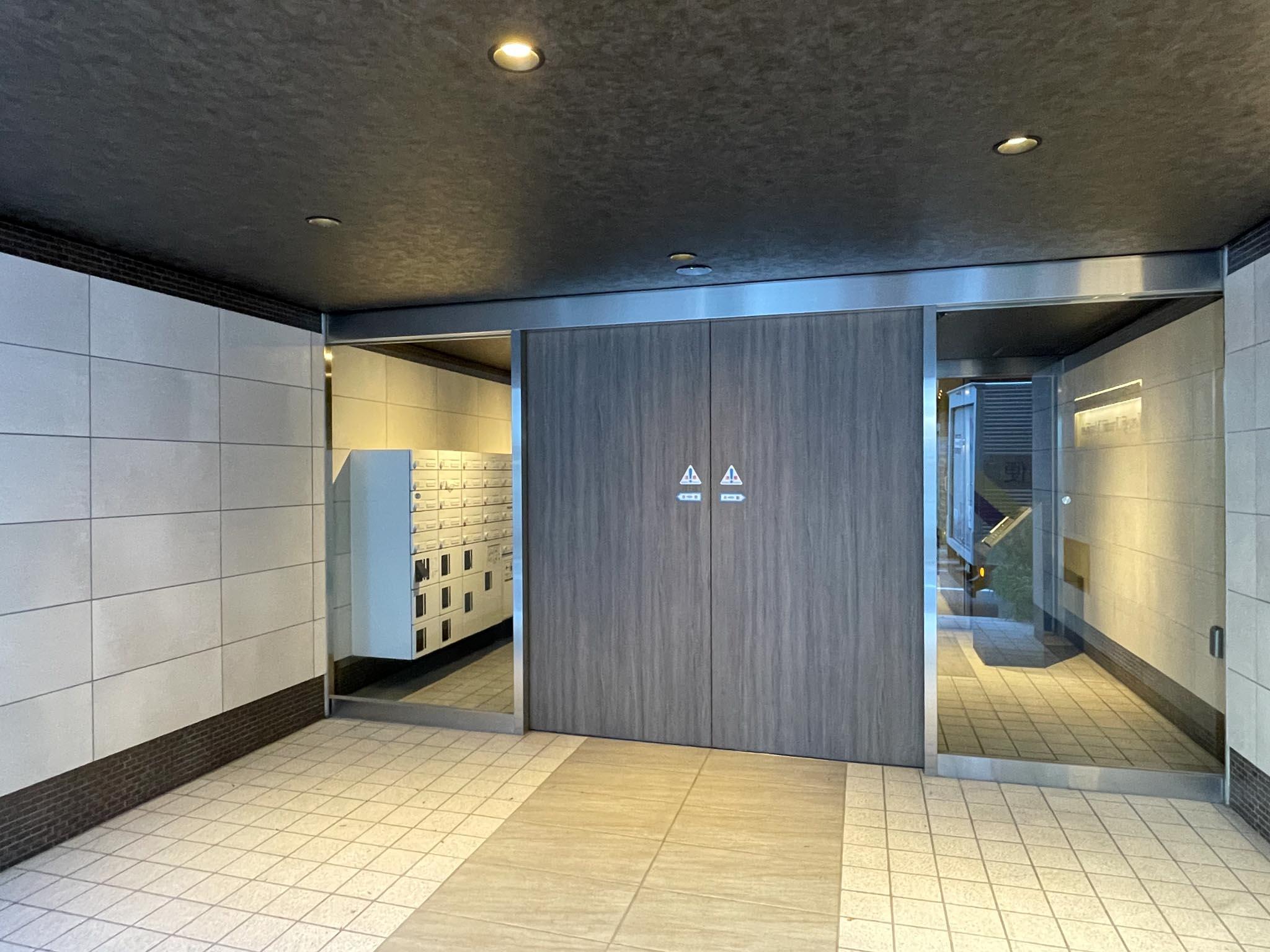 渋谷区富ヶ谷の賃貸物件/オートロックのエントランス