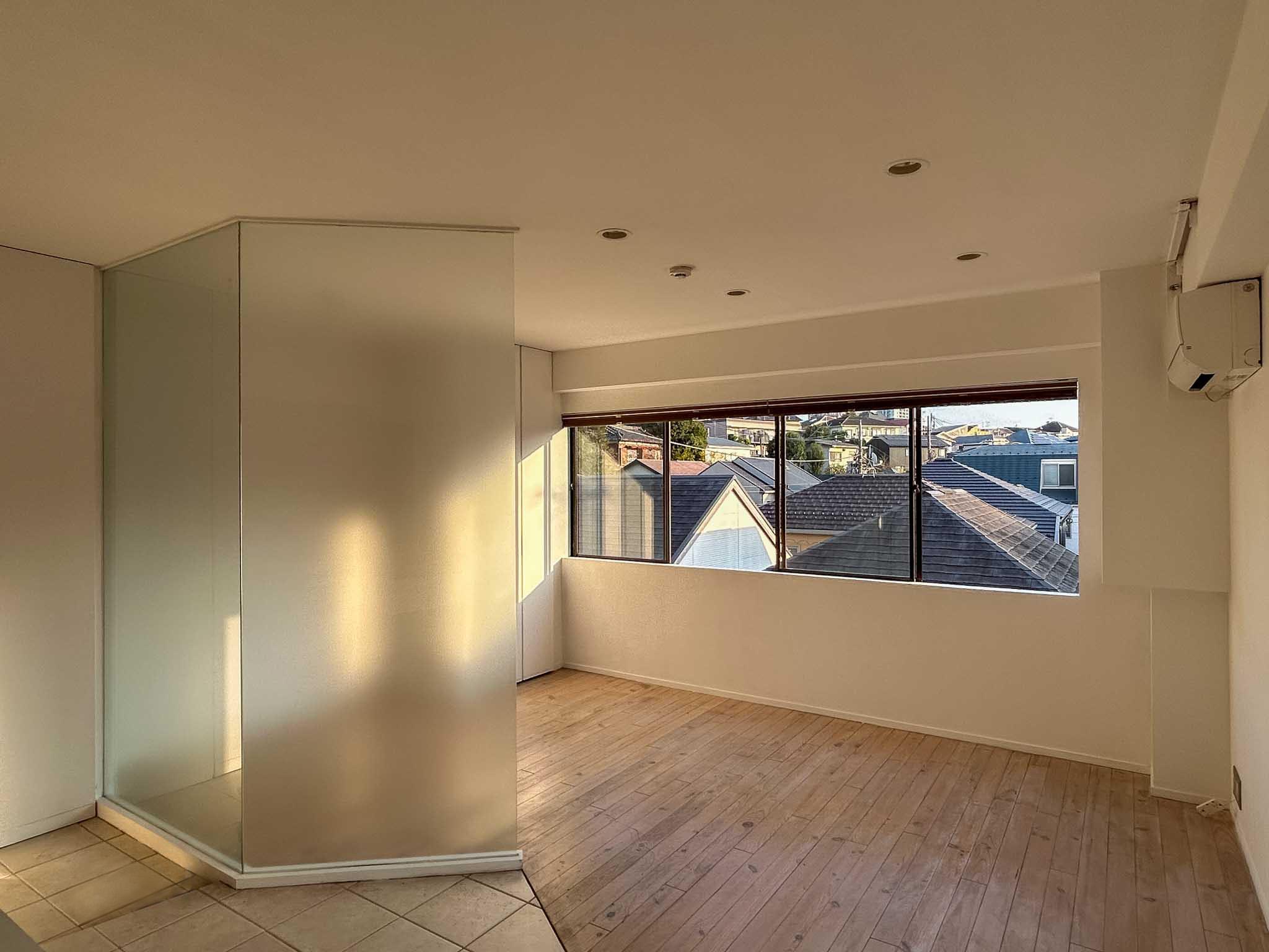 大田区山王の賃貸物件/すりガラスのゆるく仕切られたワンルーム