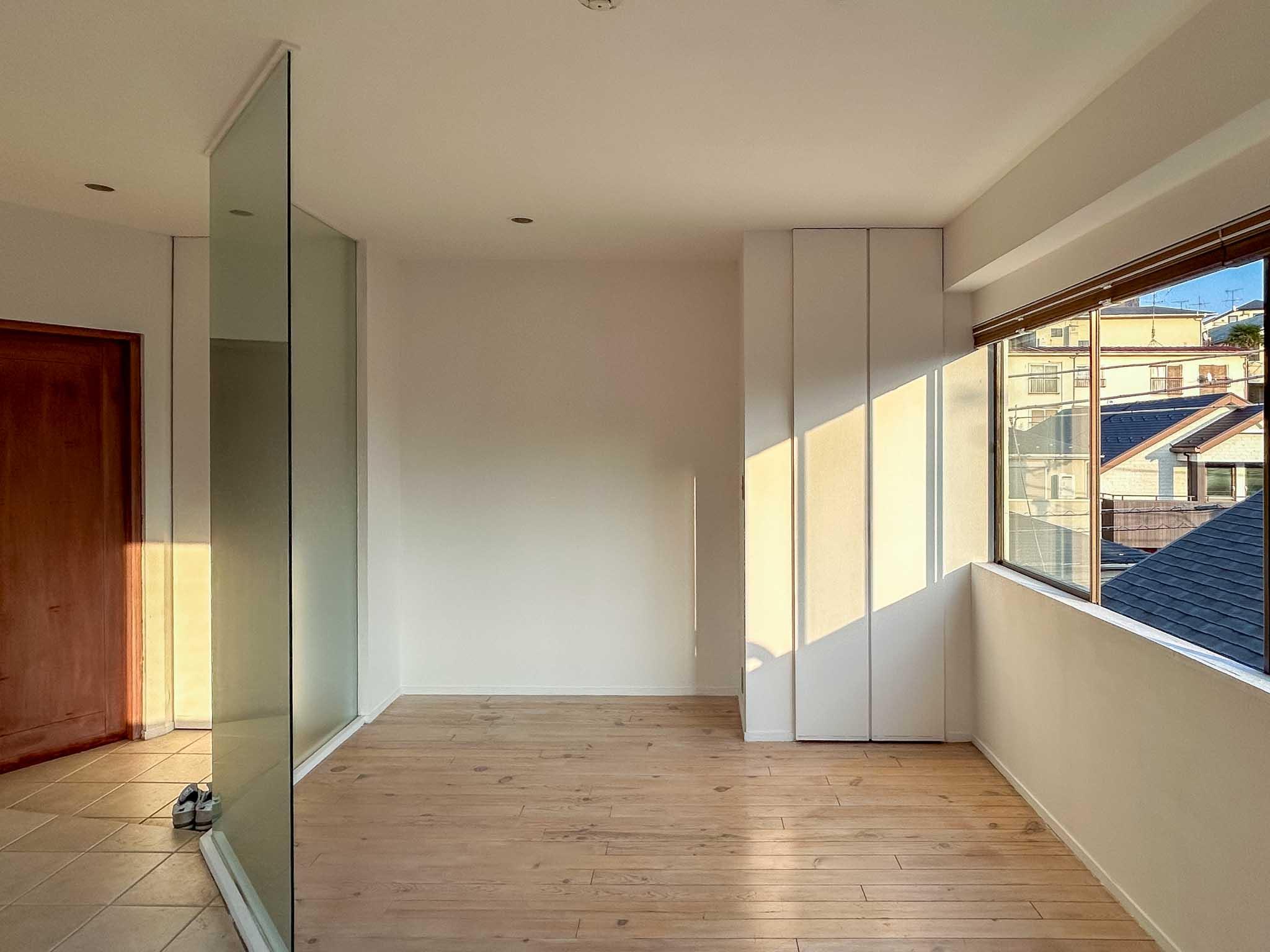 大田区山王の賃貸物件/ワイドな腰窓から光が差し込む