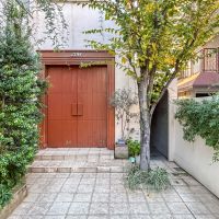 大田区山王の賃貸物件/木製の扉が印象的なエントランス。建物の1階にはちいさなカフェが併設されている