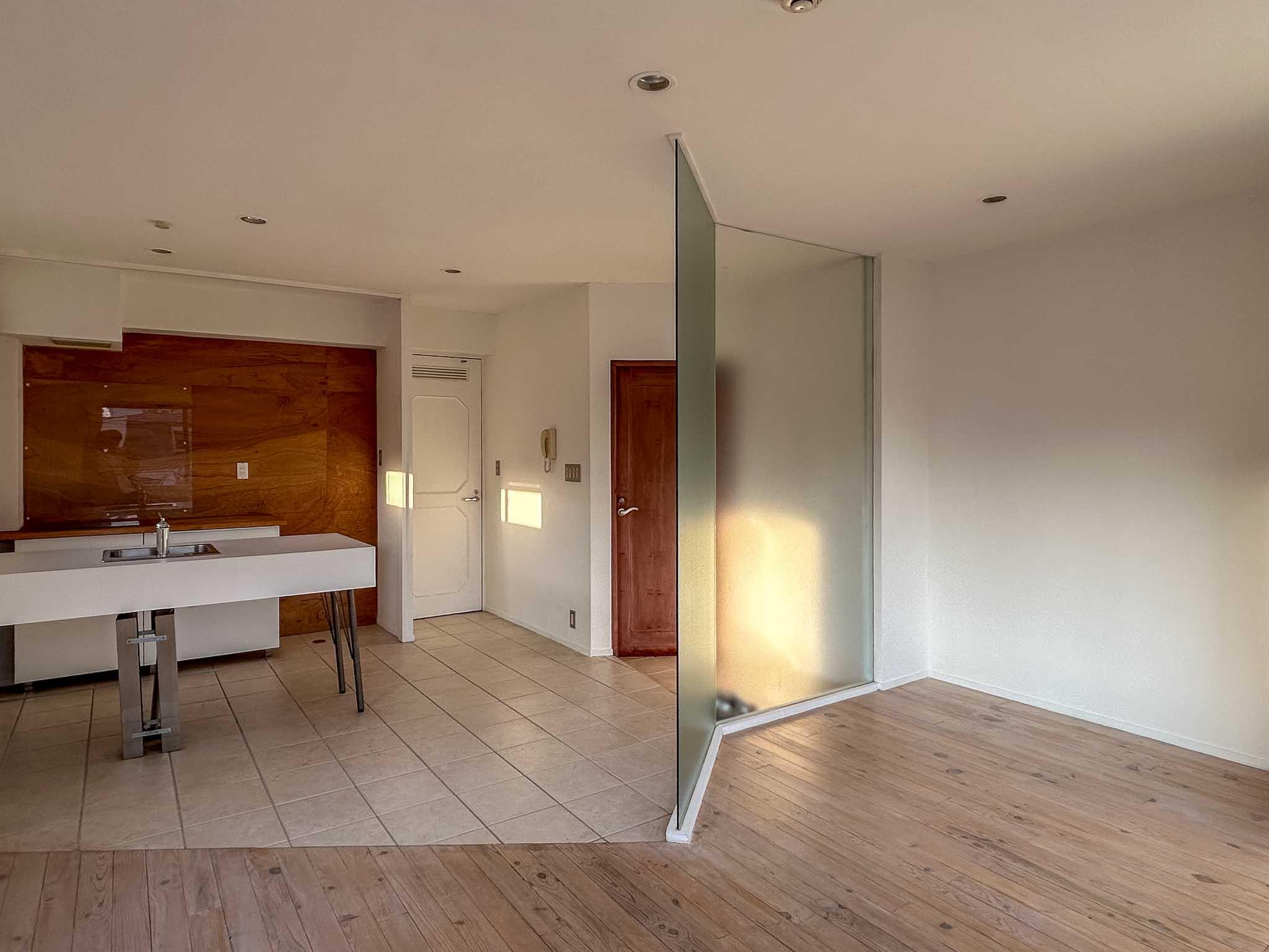 大田区山王の賃貸物件/木質のフローリングとタイルが使い分けられたデザイン