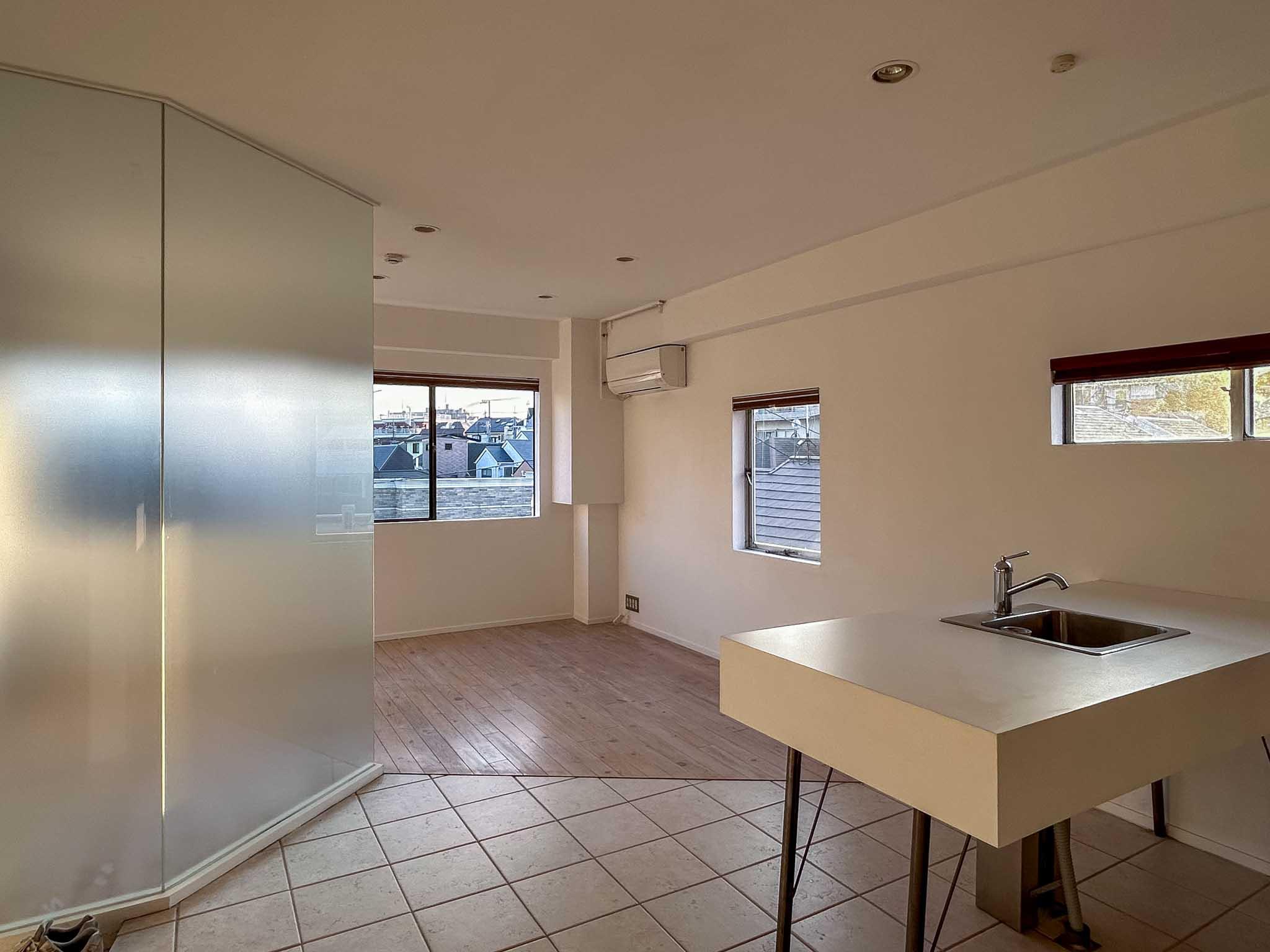 大田区山王の賃貸物件/玄関側からみる。ベッドを置くスペースが見えないようになっている