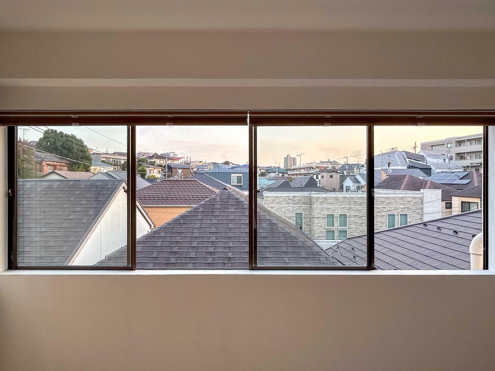 大田区山王の賃貸物件/窓からの景色。窓の先には低い建物が並ぶため、日射を遮るものはなく、視線も気にならない