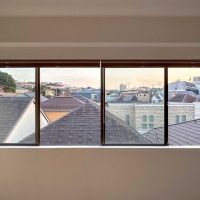 大田区山王の賃貸物件/窓からの景色。窓の先には低い建物が並ぶため、日射を遮るものはなく、視線も気にならない