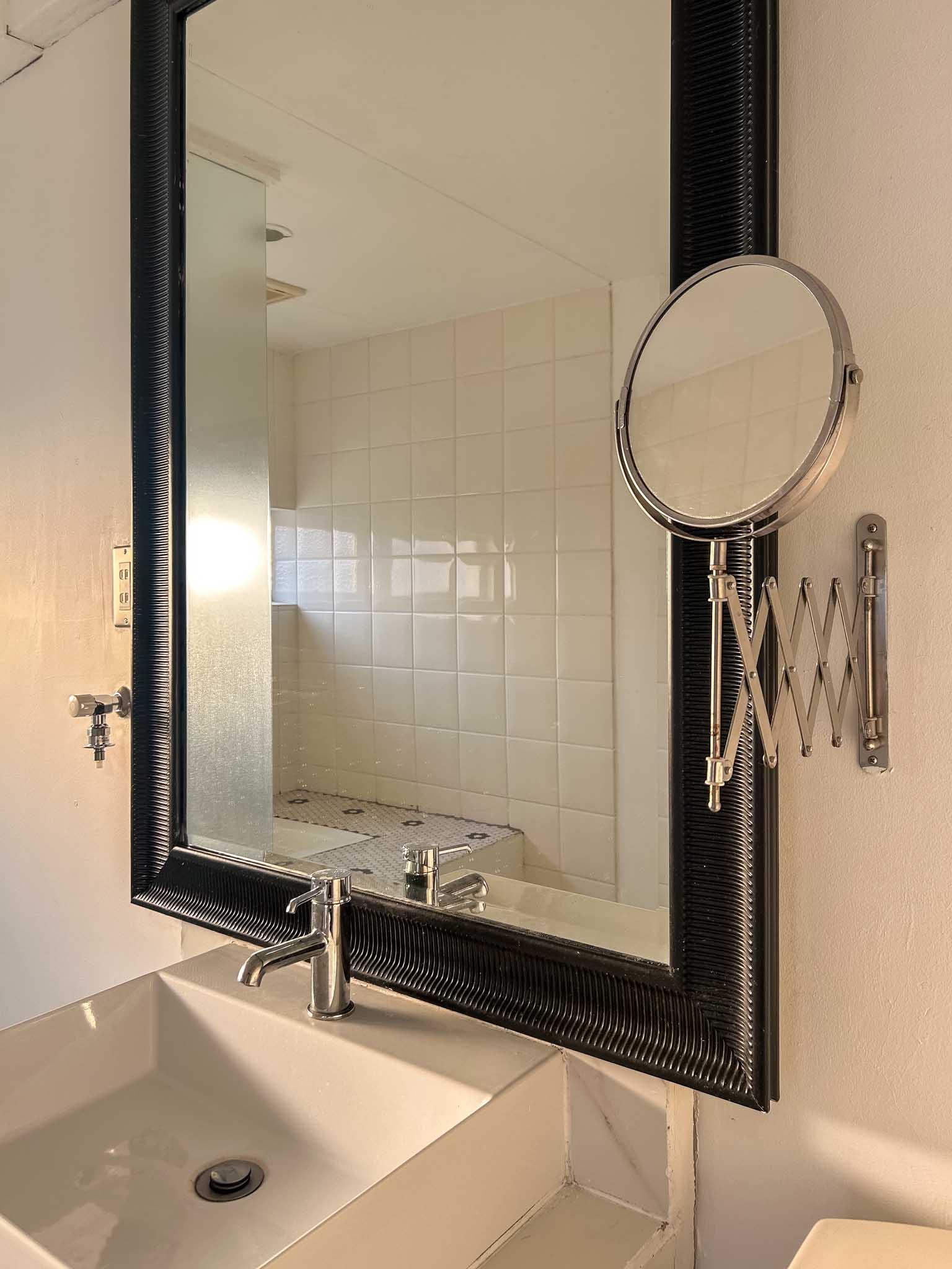 大田区山王の賃貸物件/バスルーム。大きな窓とエクステンションミラーがあって朝の準備がしやすそう