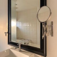 大田区山王の賃貸物件/バスルーム。大きな窓とエクステンションミラーがあって朝の準備がしやすそう