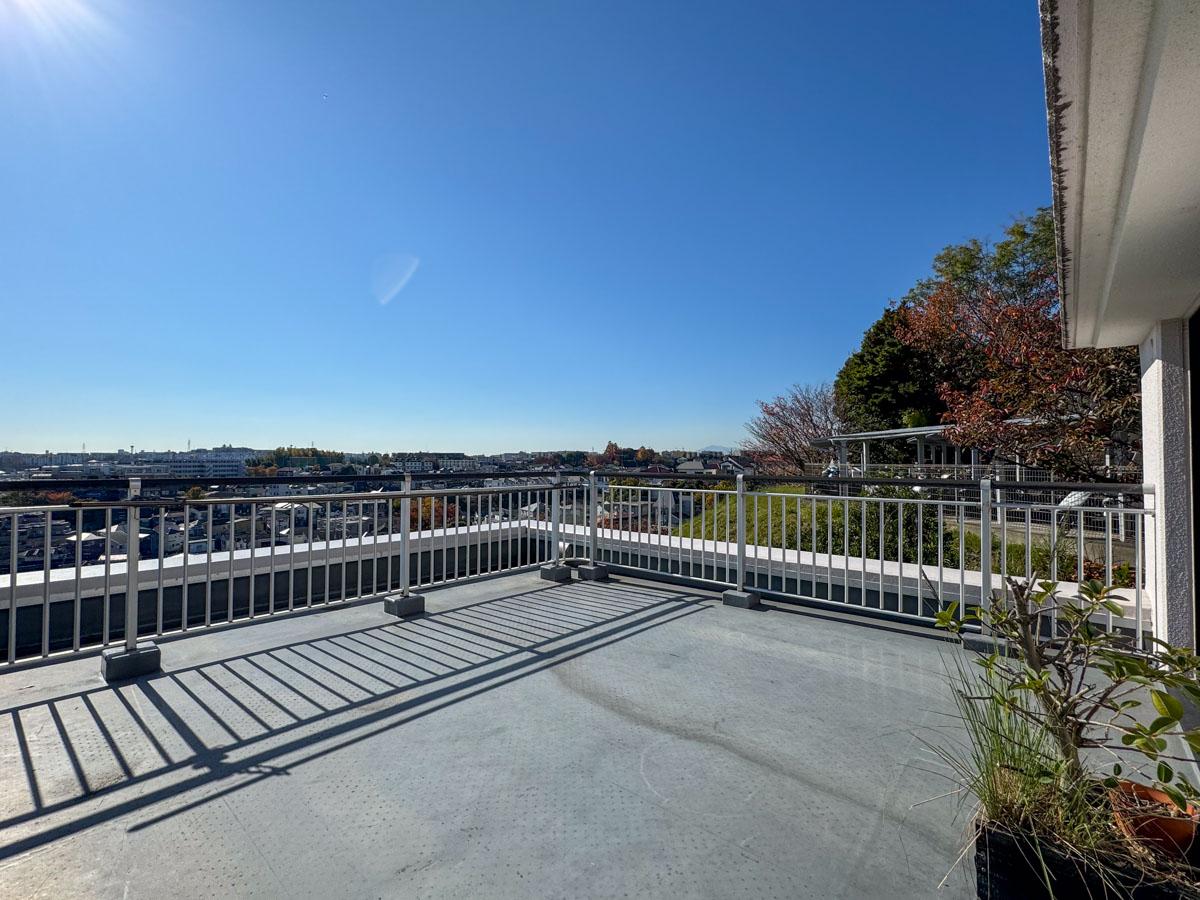 川崎市宮前区神木本町の売買物件/部屋の先にはビッグバルコニー