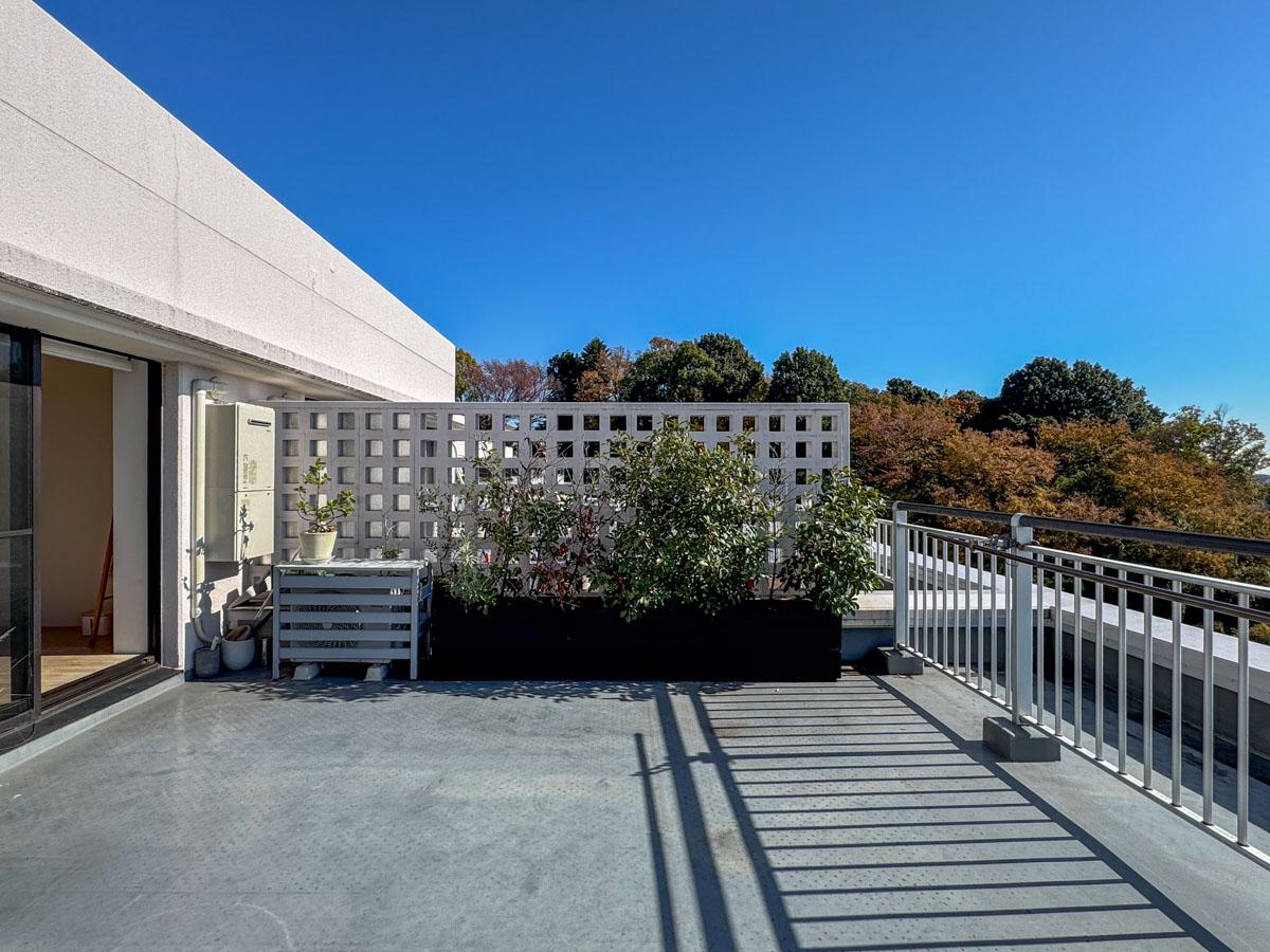 川崎市宮前区神木本町の売買物件/横を見ればふさふさの緑