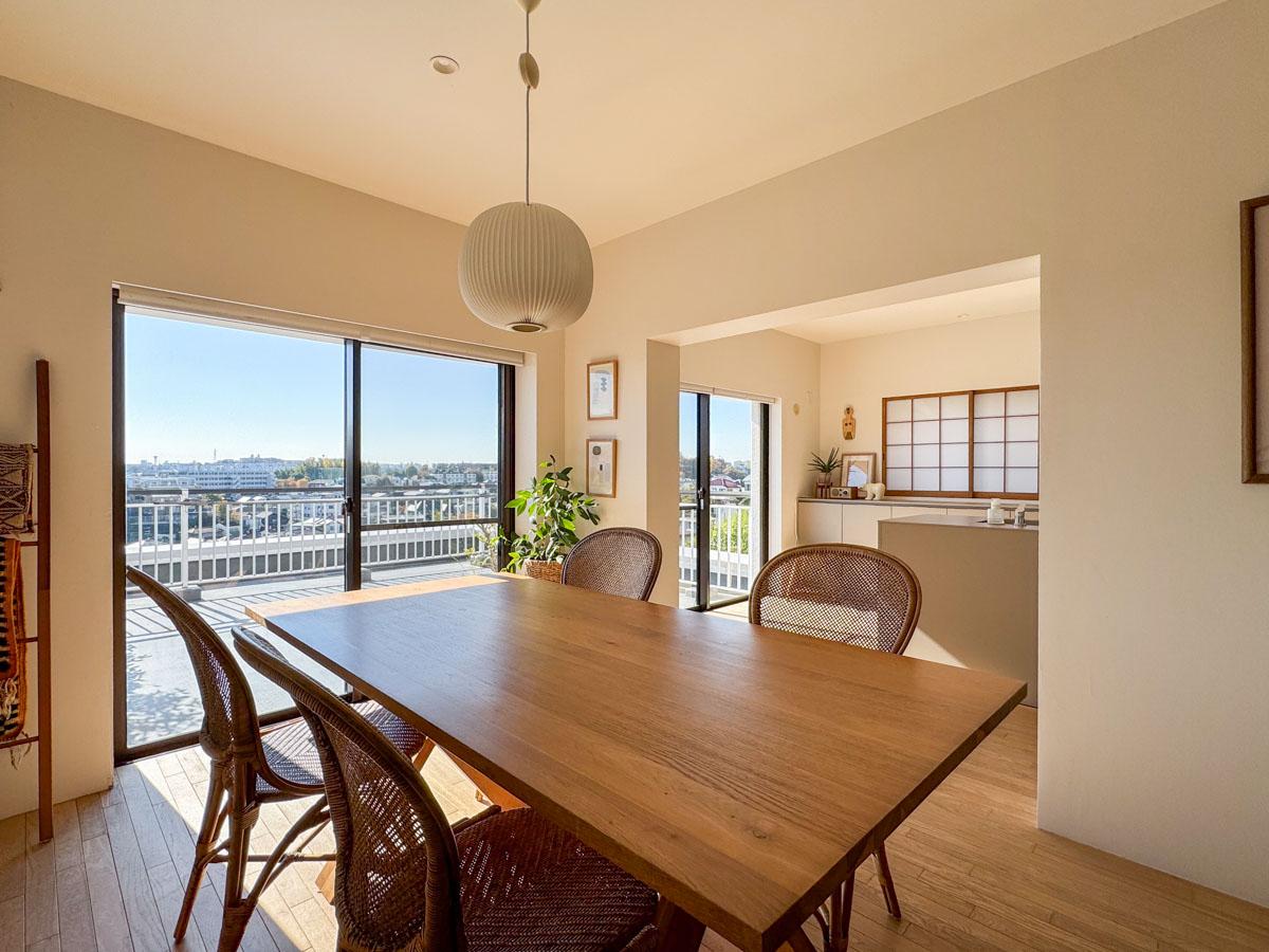 川崎市宮前区神木本町の売買物件/売主は窓際にダイニングテーブルを配置。気持ち良すぎて仕事もこのテーブルでこなすそう