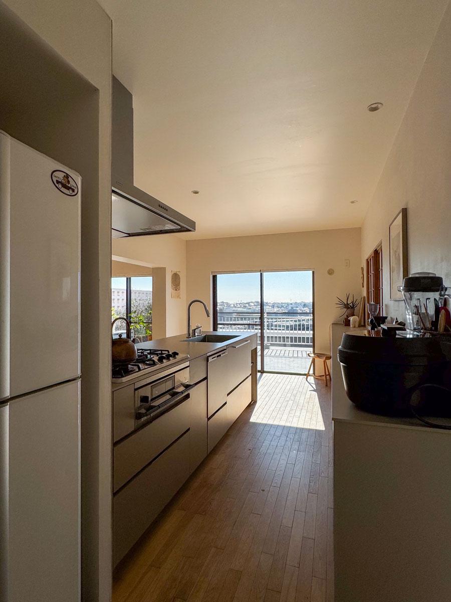 川崎市宮前区神木本町の売買物件/柱を作り、その中に冷蔵庫を収めることで、生活感を出しづらくするこだわりよう