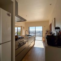 川崎市宮前区神木本町の売買物件/柱を作り、その中に冷蔵庫を収めることで、生活感を出しづらくするこだわりよう