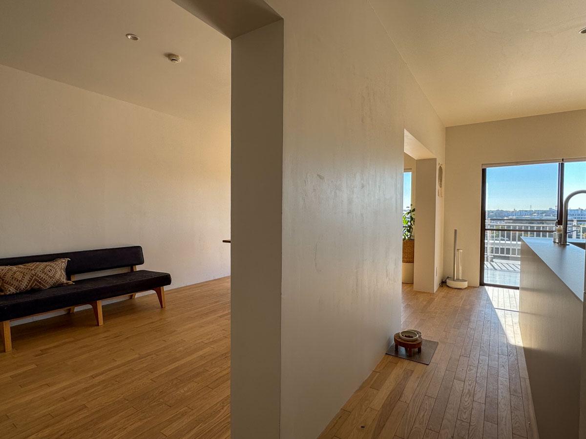 川崎市宮前区神木本町の売買物件/リビングとキッチンの間の壁は抜けなかったのですが、見る角度によって枠の向こう側に見える景色が画になる