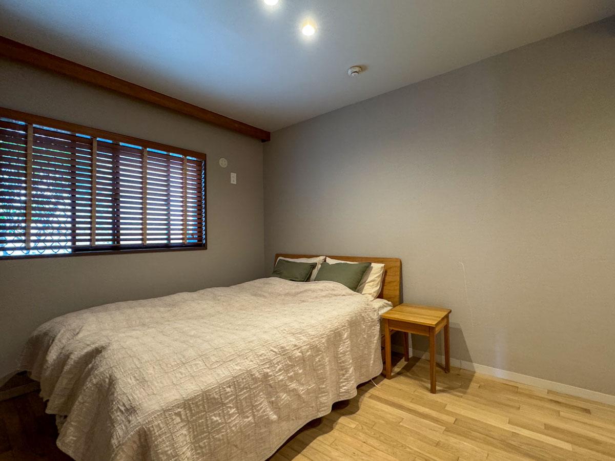 川崎市宮前区神木本町の売買物件/北側の洋室。ベッドの他にデスクなども置ける広さ