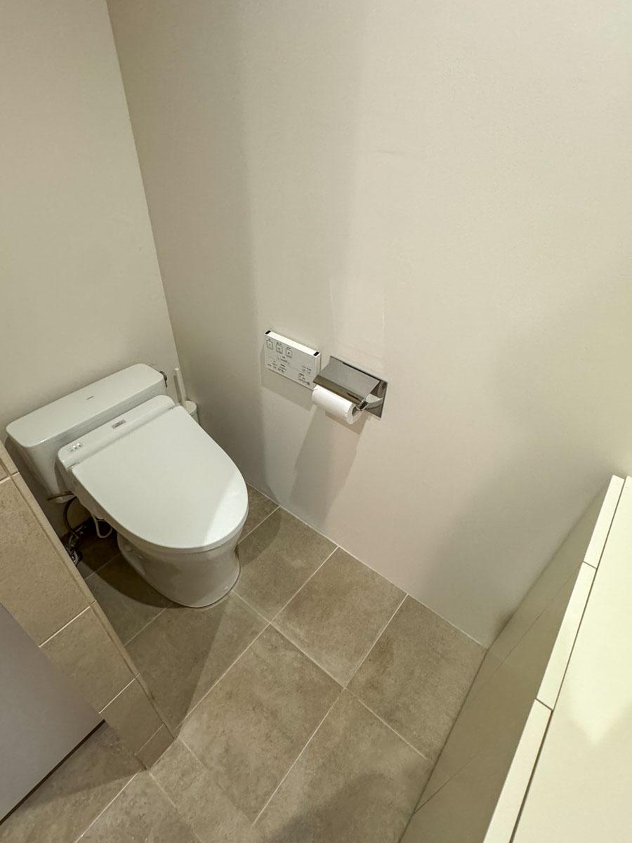 川崎市宮前区神木本町の売買物件/トイレは洗面室すぐ横